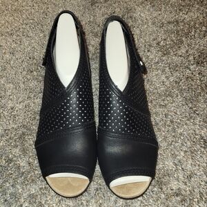 New without box EARTH origins wedge sandals